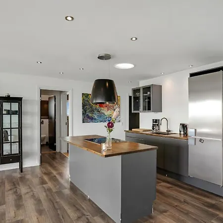 Апартаменты Cozy In With House Sea View